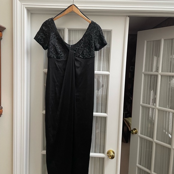Carmen Marc Valvo Dresses Floor Length Mother Of The Bride Black
